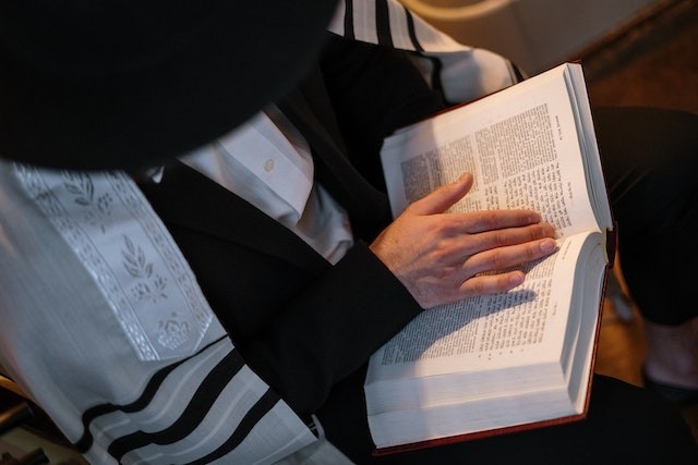man-reading-holy-book-kol-halev