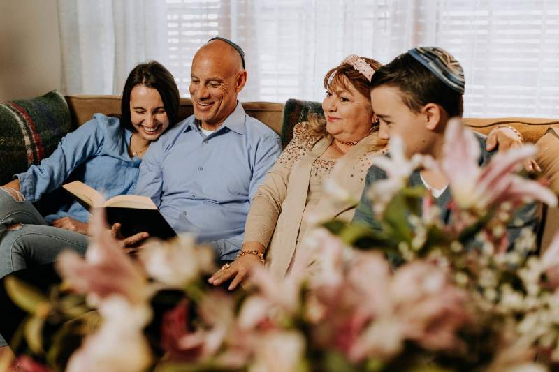 reading-together-family-kolhalev